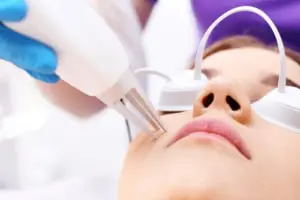علاج البشرة والجلد بالليزر.. الدليل الكامل لأحدث التقنيات