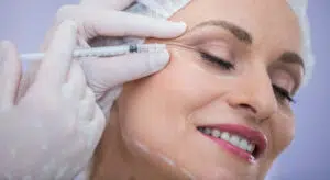 الشد المائي للوجه باستخدام الحقن